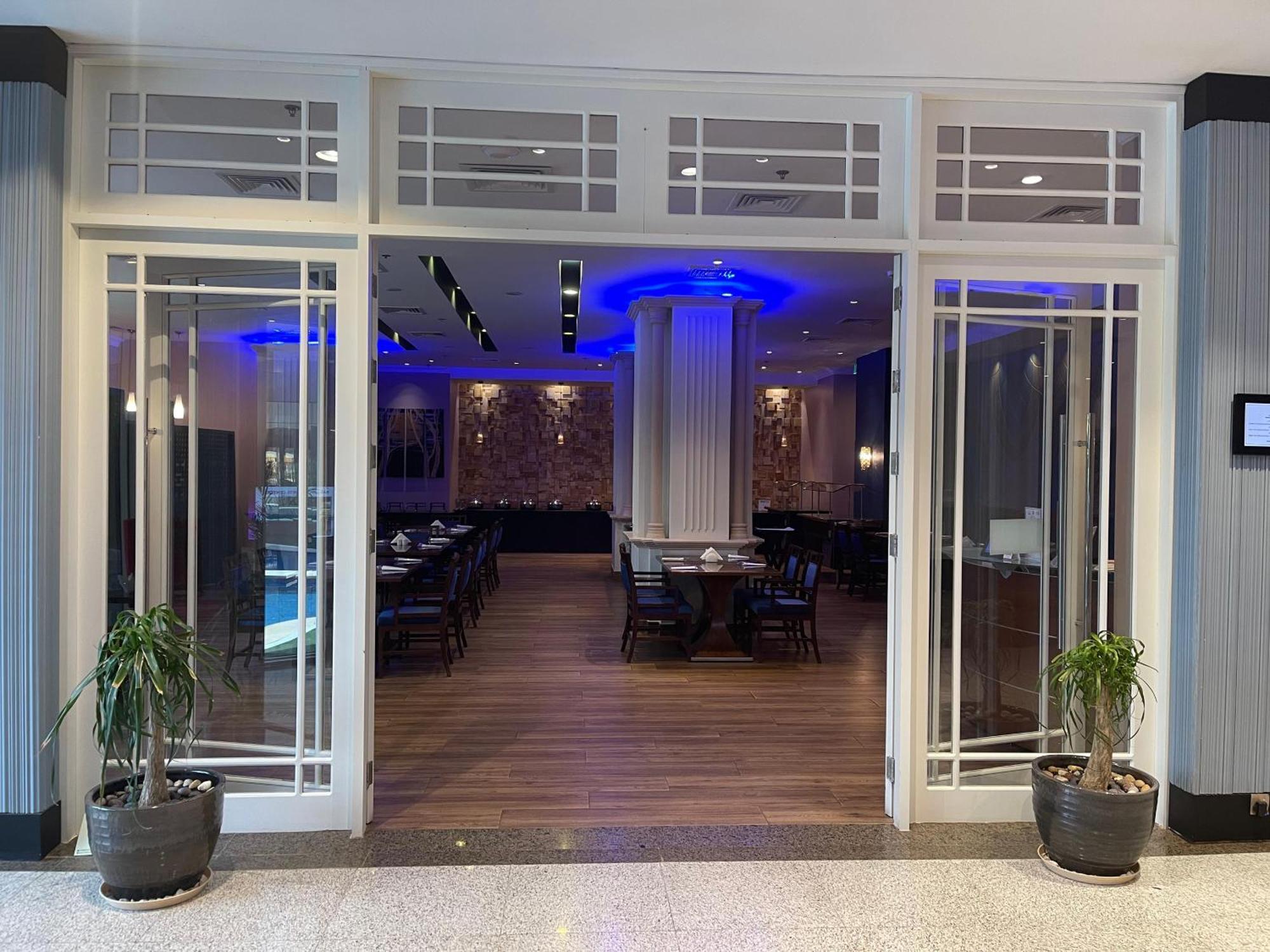 Ramada Hotel & Suites By Wyndham Al Qassim Al Bukayriah Esterno foto The entrance to the restaurant