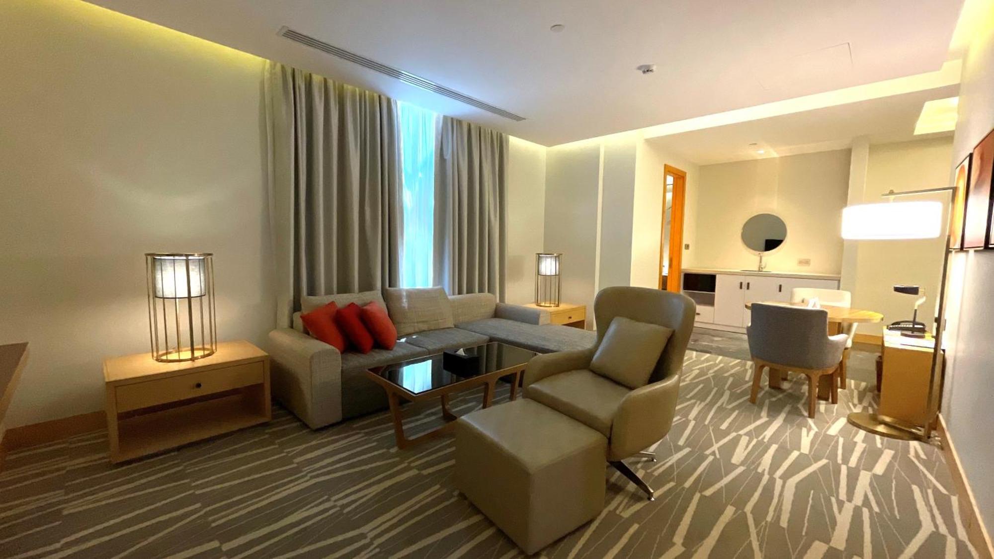 Ramada Hotel & Suites By Wyndham Al Qassim Al Bukayriah Esterno foto A suite at the hotel