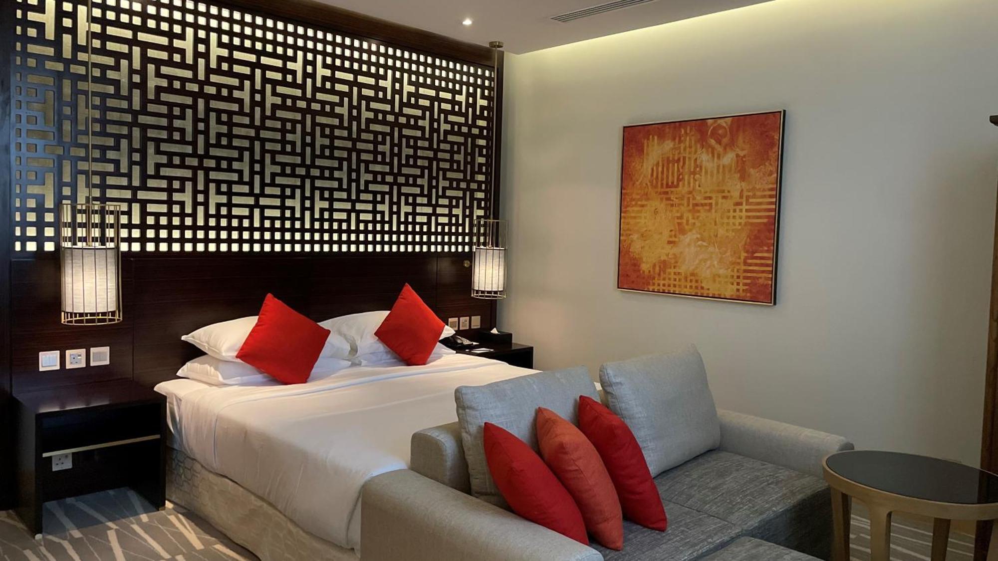 Ramada Hotel & Suites By Wyndham Al Qassim Al Bukayriah Esterno foto A bedroom at the hotel