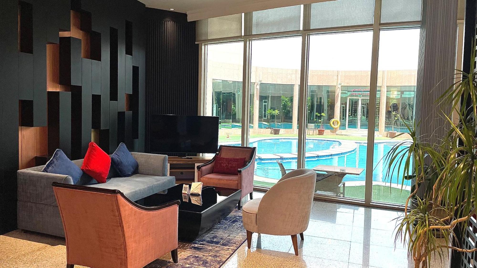 Ramada Hotel & Suites By Wyndham Al Qassim Al Bukayriah Esterno foto The pool at the hotel