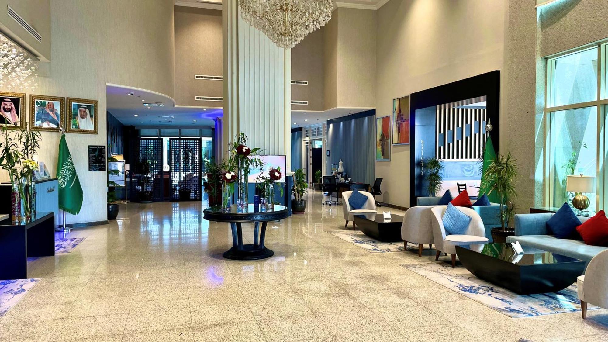 Ramada Hotel & Suites By Wyndham Al Qassim Al Bukayriah Esterno foto Lobby