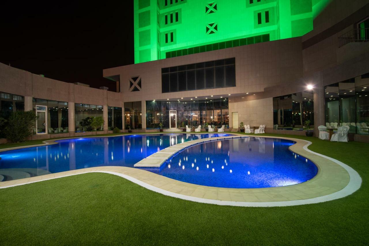 Ramada Hotel & Suites By Wyndham Al Qassim Al Bukayriah Esterno foto The pool at the hotel