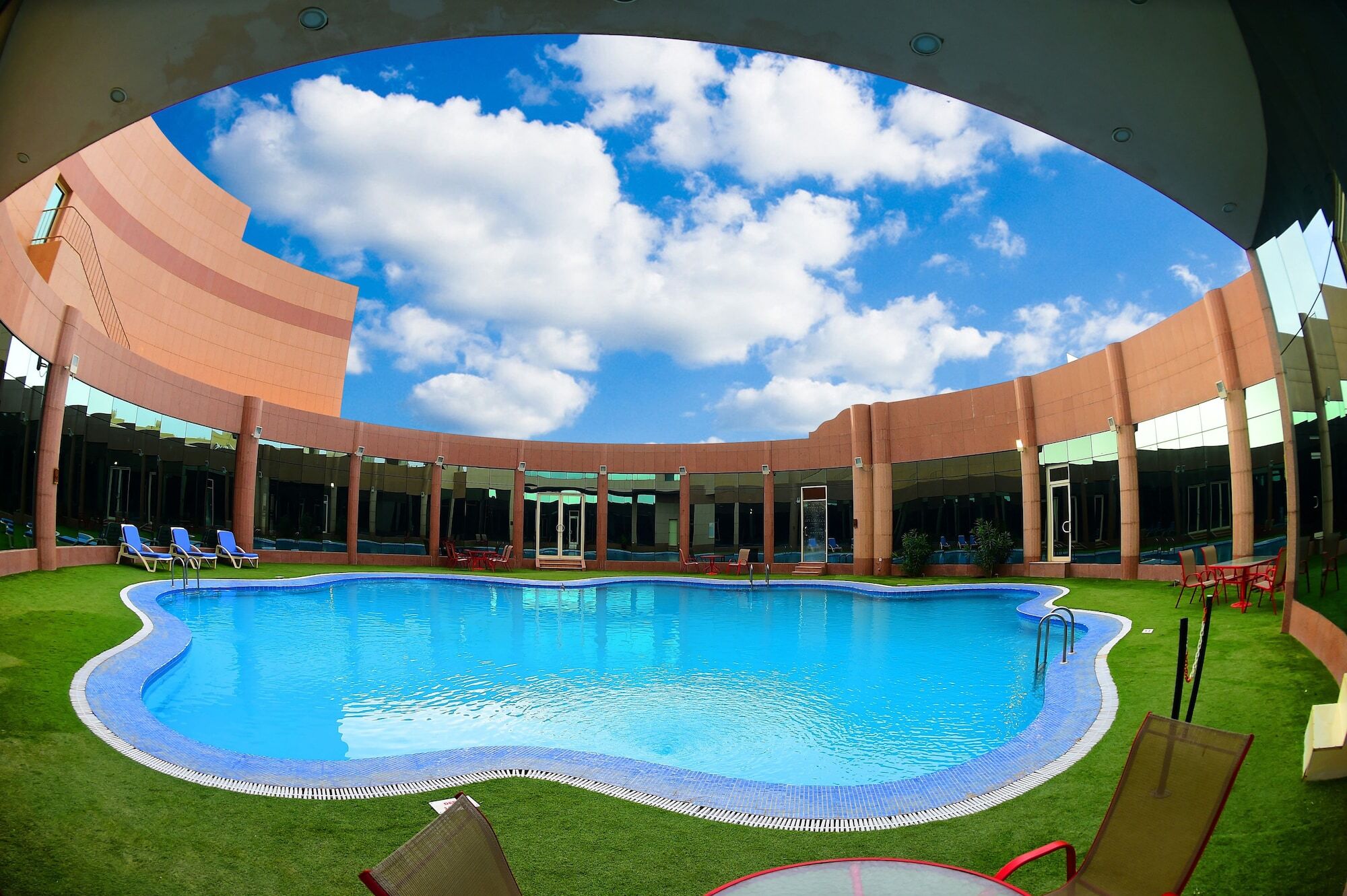 Ramada Hotel & Suites By Wyndham Al Qassim Al Bukayriah Esterno foto Swimming pool at the hotel
