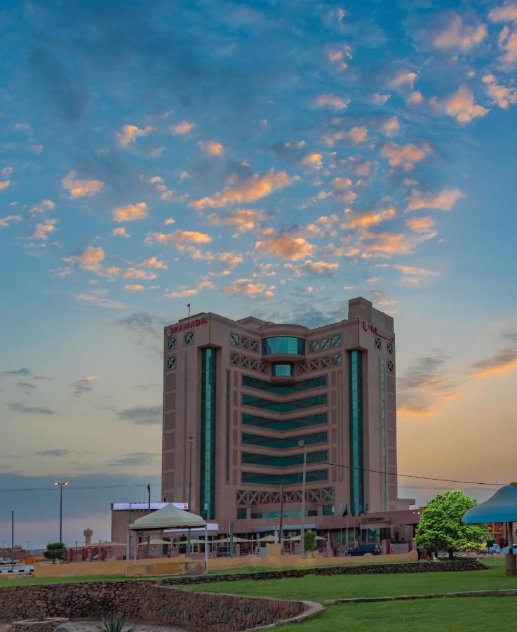 Ramada Hotel & Suites By Wyndham Al Qassim Al Bukayriah Esterno foto The hotel at sunset